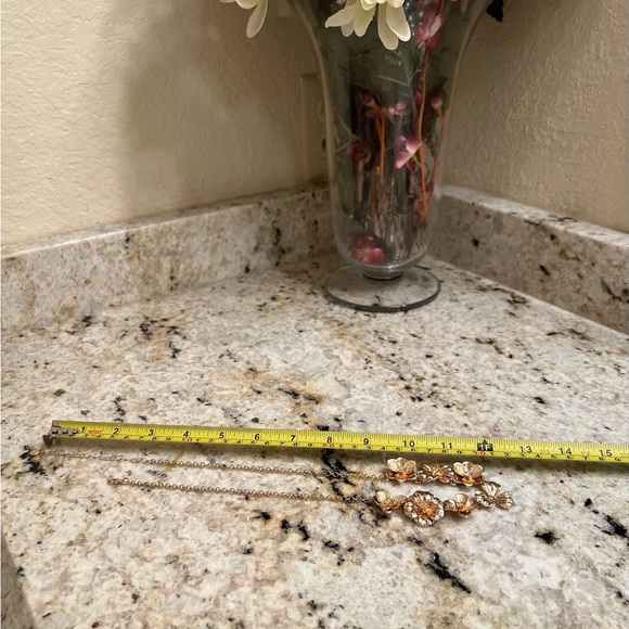 🌸Gold tone flowers statement necklace - Picture 4 of 4